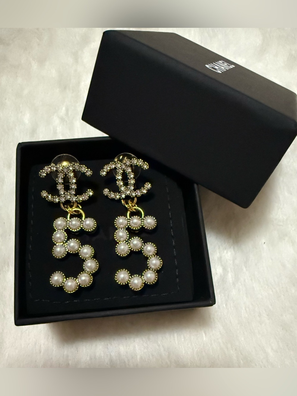 Stunning Pearl Drop Luxury Earrings in Goldtone